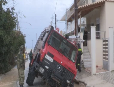 Κορινθία: Άνοιξε ο δρόμος και «ρούφηξε» όχημα της πυροσβεστικής (βίντεο)